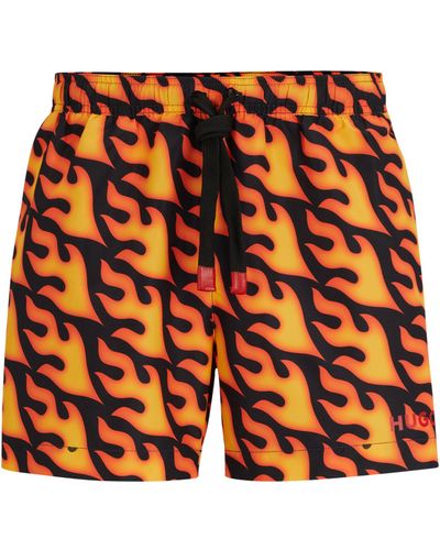 HUGO Badeshorts mit Flammen-Print und Logo - Orange