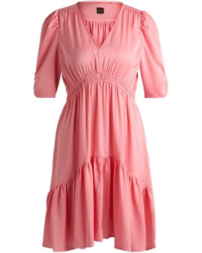 BOSS Kleid aus gehämmertem Satin mit V-Ausschnitt und Volantsaum - Pink