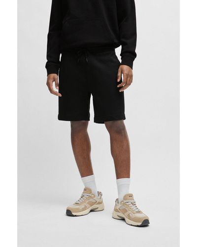 BOSS Shorts regular fit en felpa de algodón con insignia de logo - Negro