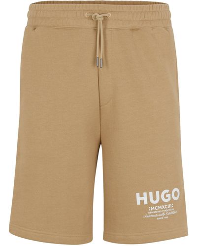 HUGO Shorts aus Baumwoll-Terry mit Logos der neuen Saison - Natur