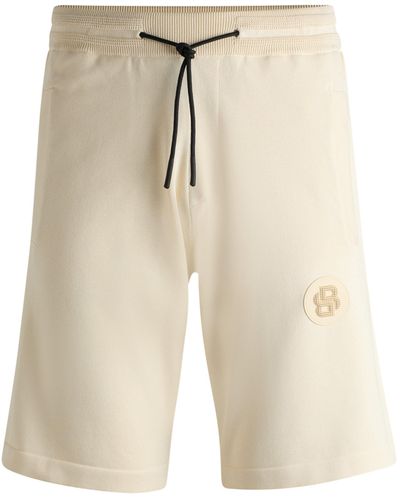 BOSS Regular-Fit Shorts mit doppeltem Monogramm-Aufnäher - Natur