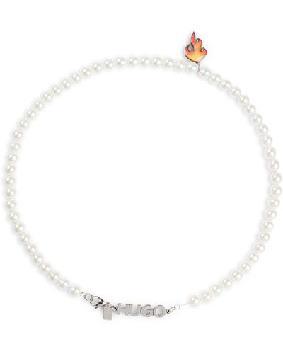HUGO Collier de perles de verre avec pendentif flamme - Blanc
