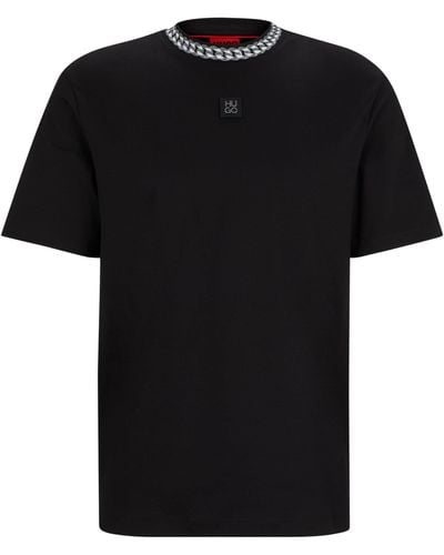 HUGO T-Shirt aus Interlock-Baumwolle mit Ketten-Print am Ausschnitt - Schwarz