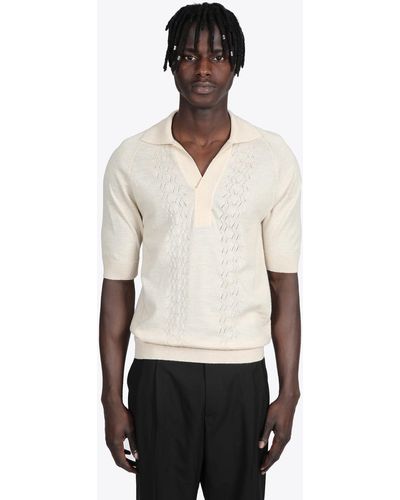 Cmmn Swdn Drop Needle Polo Shirt In Soft Virgin Merino Wool Ecru Knitted Polo With Short Sleeves - Remi - White