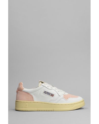Autry 01 Sneakers In White Suede And Leather - Metallic