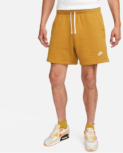 Nike Short de felpa con logo pequeño y bolsillo trasero - Amarillo