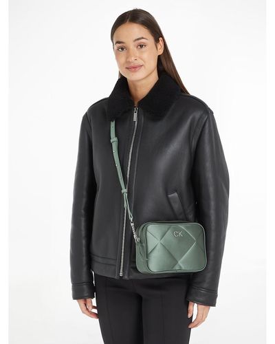 Calvin Klein Bolso camera bag con cremallera y efecto acolchado - Negro