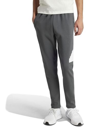 adidas Pantalón de jogging con logo en relieve - Gris