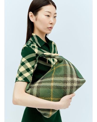 Burberry Medium Peg Duffle Handbag - Green