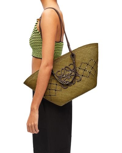Loewe Luxury Medium Anagram Basket Bag In Iraca Palm And Calfskin - Black