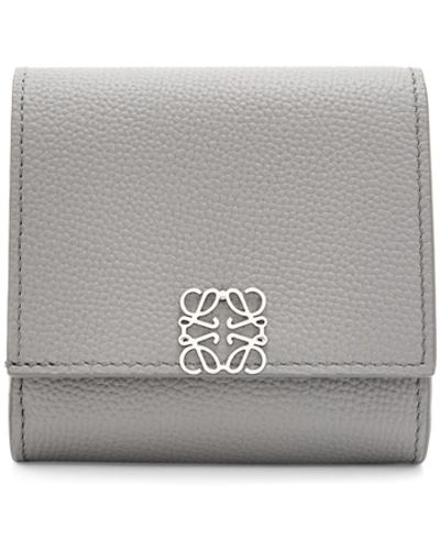 Loewe Luxury Anagram Compact Flap Wallet In Pebble Grain Calfskin - Grey