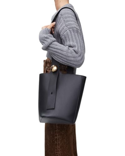 Loewe Medium Pebble Bucket Bag In Mellow Calfskin - Black