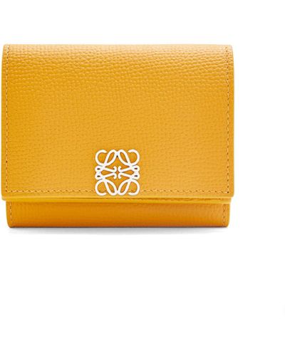 Loewe Anagram Trifold Wallet In Pebble Grain Calfskin - Orange