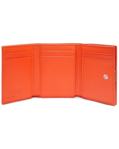Loewe Luxury Anagram Trifold Wallet In Pebble Grain Calfskin - Orange