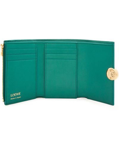 Loewe Luxury Pebble Small Vertical Wallet In Shiny Nappa Calfskin - Green