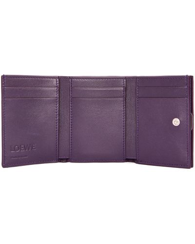 Loewe Anagram Trifold Wallet In Pebble Grain Calfskin - Purple