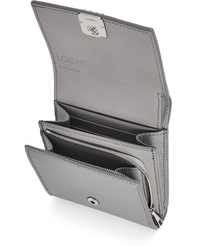 Loewe Luxury Anagram Compact Flap Wallet In Pebble Grain Calfskin - Gray