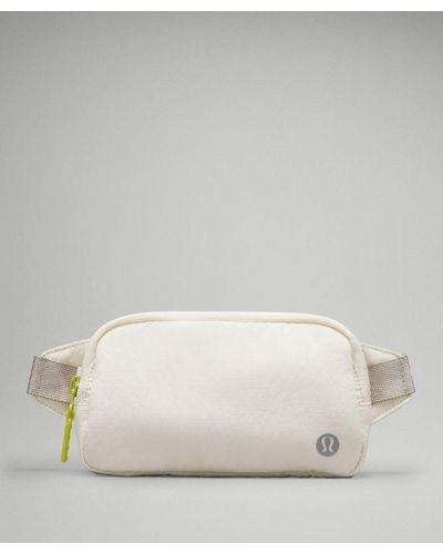 lululemon – Everywhere Belt Bag Mini – /Pastel - Natural