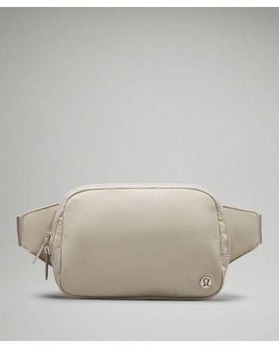 lululemon – Everywhere Belt Bag Large 2L – Colour Khaki - Grey
