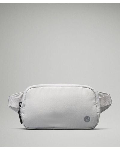 lululemon – Everywhere Belt Bag Mini – - Grey