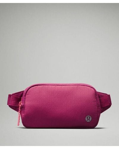 lululemon – Everywhere Belt Bag Mini – - Purple