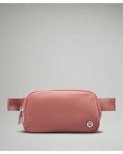lululemon – Everywhere Belt Bag Mini – - Pink