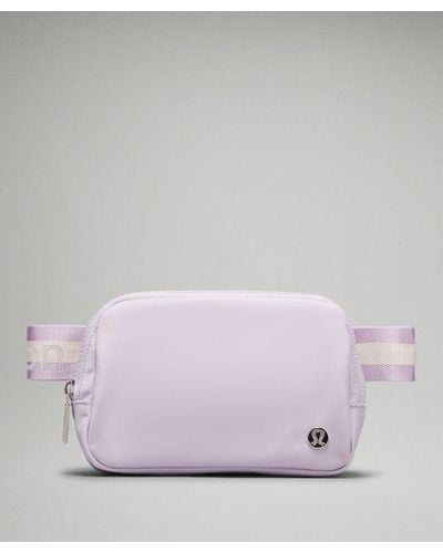 lululemon – Everywhere Belt Bag 1L Wordmark – //Pastel - Purple