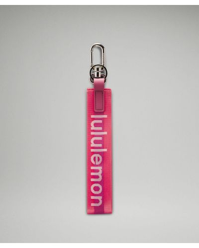 lululemon Never Lost Keychain - Colour Pink/white/purple