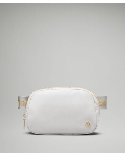 lululemon Everywhere Belt Bag 1l - Colour Gold/white/grey