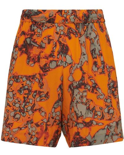 McQ Shorts De Seda Con Estampado - Naranja