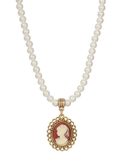 2028 Acrylic Imitation Pearl Cameo Pendant Necklace - Metallic