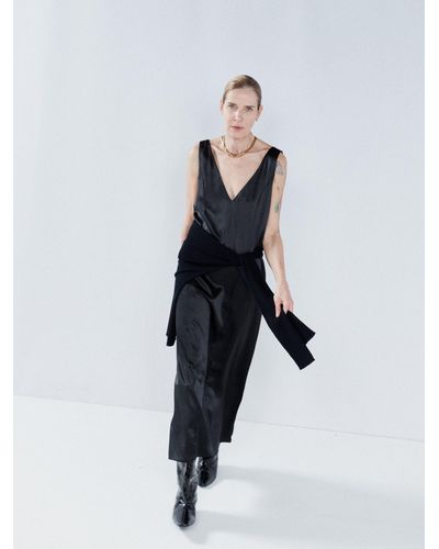 Lariia Printed V Neck Slip Dress Black