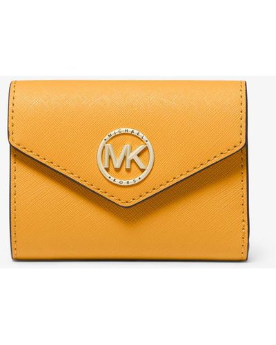 MICHAEL Michael Kors Portefeuille enveloppe à trois volets Carmen de taille moyenne en cuir saffiano - Orange