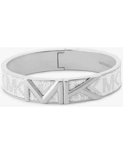 Michael Kors Bracciale rigido Mott tonalità argento con logo - Bianco