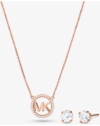 Michael Kors Set de collar y pendientes de plata de ley con chapado en oro rosa de 14 K, incrustaciones y adorno de logotipo - Blanco