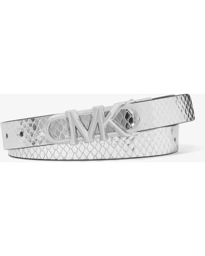 MICHAEL Michael Kors Cintura reversibile con stampa serpente metallizzata e logo Empire - Bianco