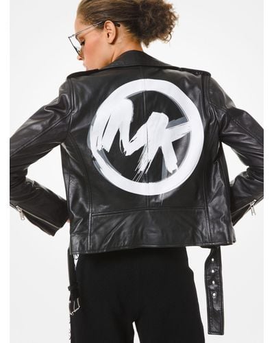 Michael Kors Bikerjacke aus Leder mit Logo im Pinselzeichnungs-Stil - Schwarz