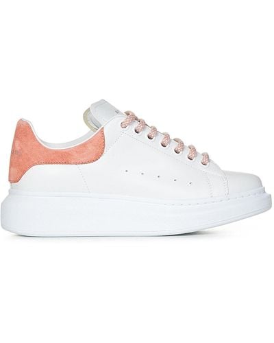 Alexander McQueen Sneakers oversize bianche con tacco rosa - Bianco