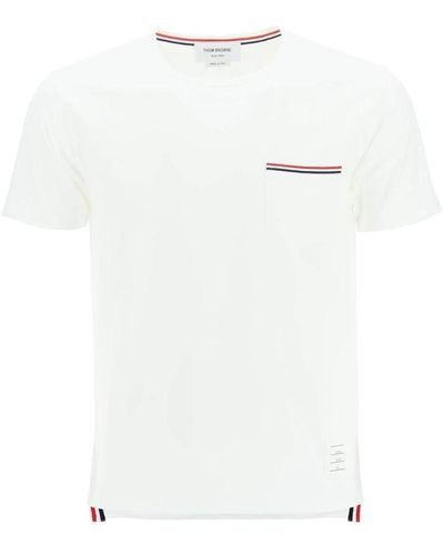 Thom Browne T-shirt mit tricolor-tasche und high-low-saum - Weiß