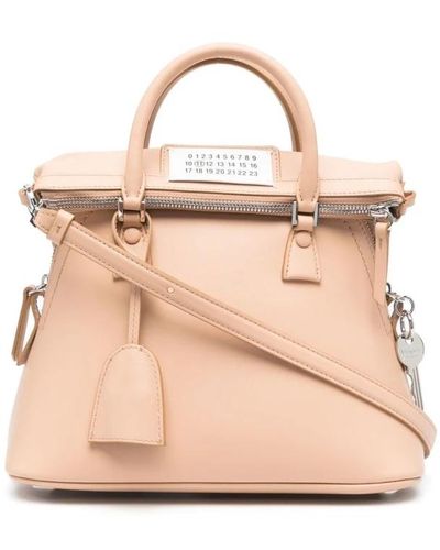 Maison Margiela Blush pink leder tote tasche mit charme detail, lederhandtasche mit abnehmbarem riemen und innentaschen - Natur