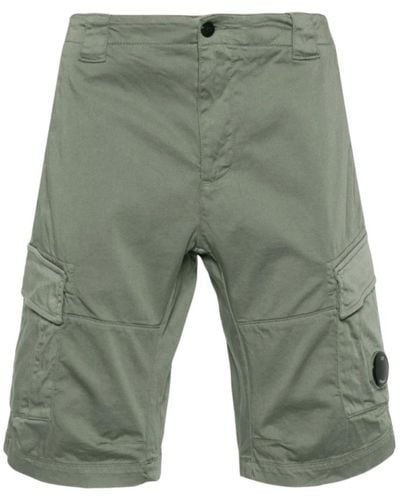 C.P. Company Grüne cargo shorts mit lens detail,schwarze logo-shorts