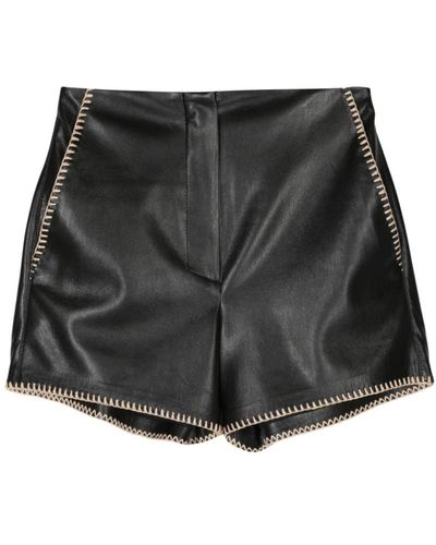 Nanushka Shorts de cuero sintético negro con detalle de rafia