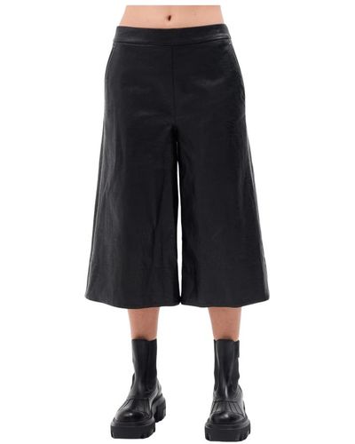 Beatrice B. Pantalones culotte de imitación de cuero negro