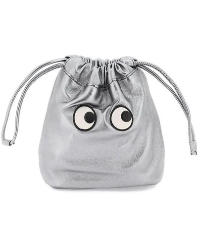 Anya Hindmarch Mini bucket pouch in pelle metallizzata con iconici occhi - Grigio