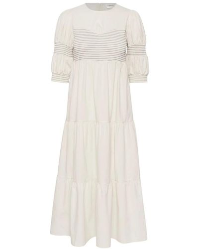 Gestuz Feminines midi-kleid mit rüschen-details - Weiß