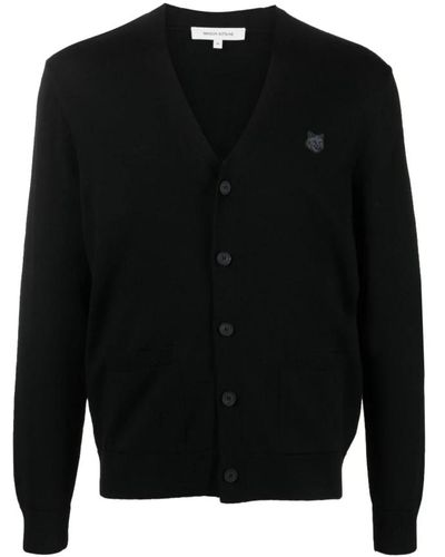 Maison Kitsuné Schwarze wollstrickjacke mit v-ausschnitt und fox head patch,schwarzer pullover mit bold fox head patch