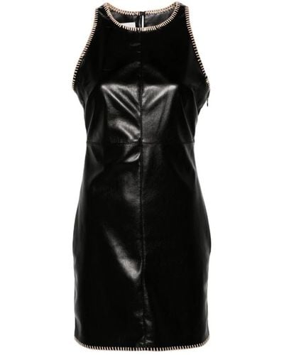 Nanushka Vestido negro de cuero sintético con flecos