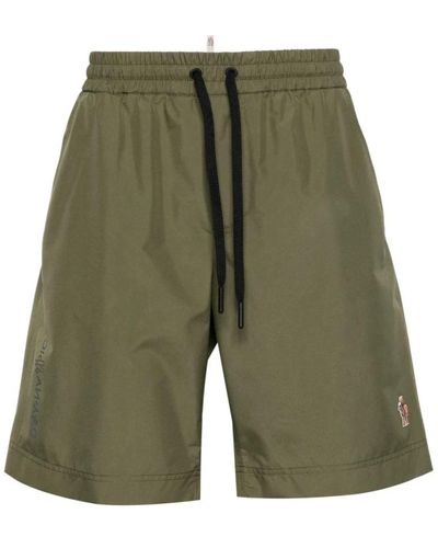 Moncler Grüne wasserdichte shorts mit logo-patch,grüne wasserdichte shorts winddicht leicht