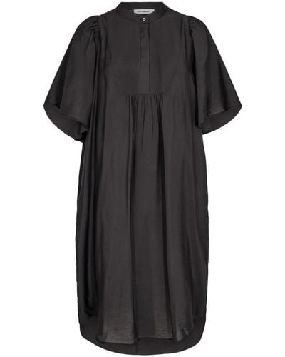 co'couture Midi Kleid mit Knopfleiste und V-Ausschnitt - Schwarz