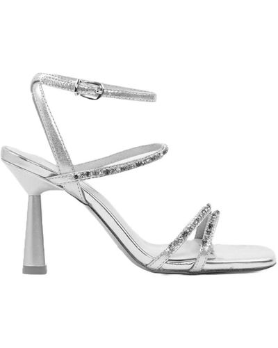 Emanuélle Vee Silberne sandalen mit mehreren riemen und hohem absatz - Weiß